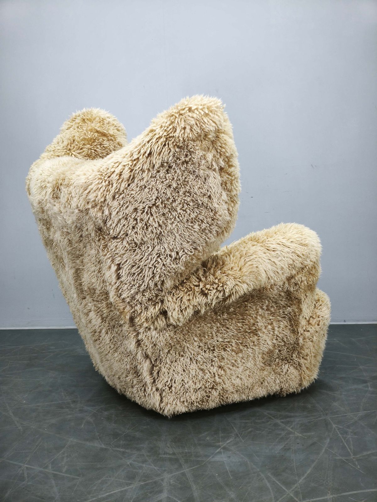 Art Deco fauteuil met vleugelleuning ca. jaren 1930, opnieuw bekleed in Skandilock schapenvacht in de kleur Honey photo for sale