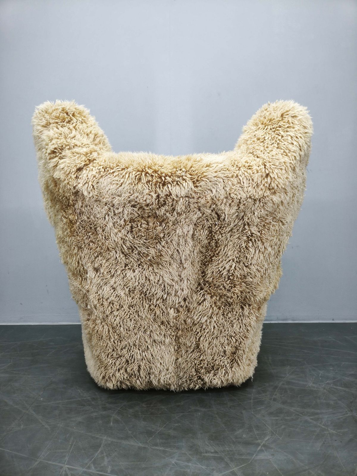 Art Deco fauteuil met vleugelleuning ca. jaren 1930, opnieuw bekleed in Skandilock schapenvacht in de kleur Honey photo 8253.0