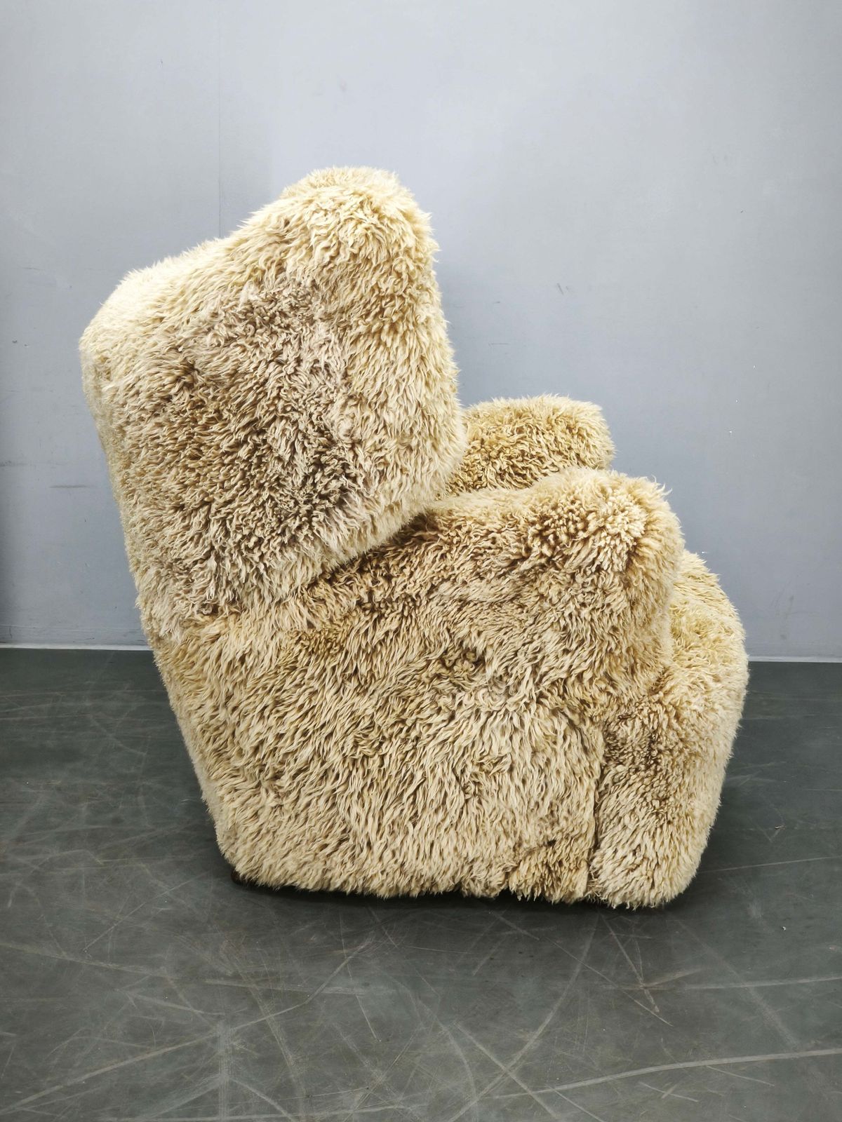 Art Deco fauteuil met vleugelleuning ca. jaren 1930, opnieuw bekleed in Skandilock schapenvacht in de kleur Honey photo furniture