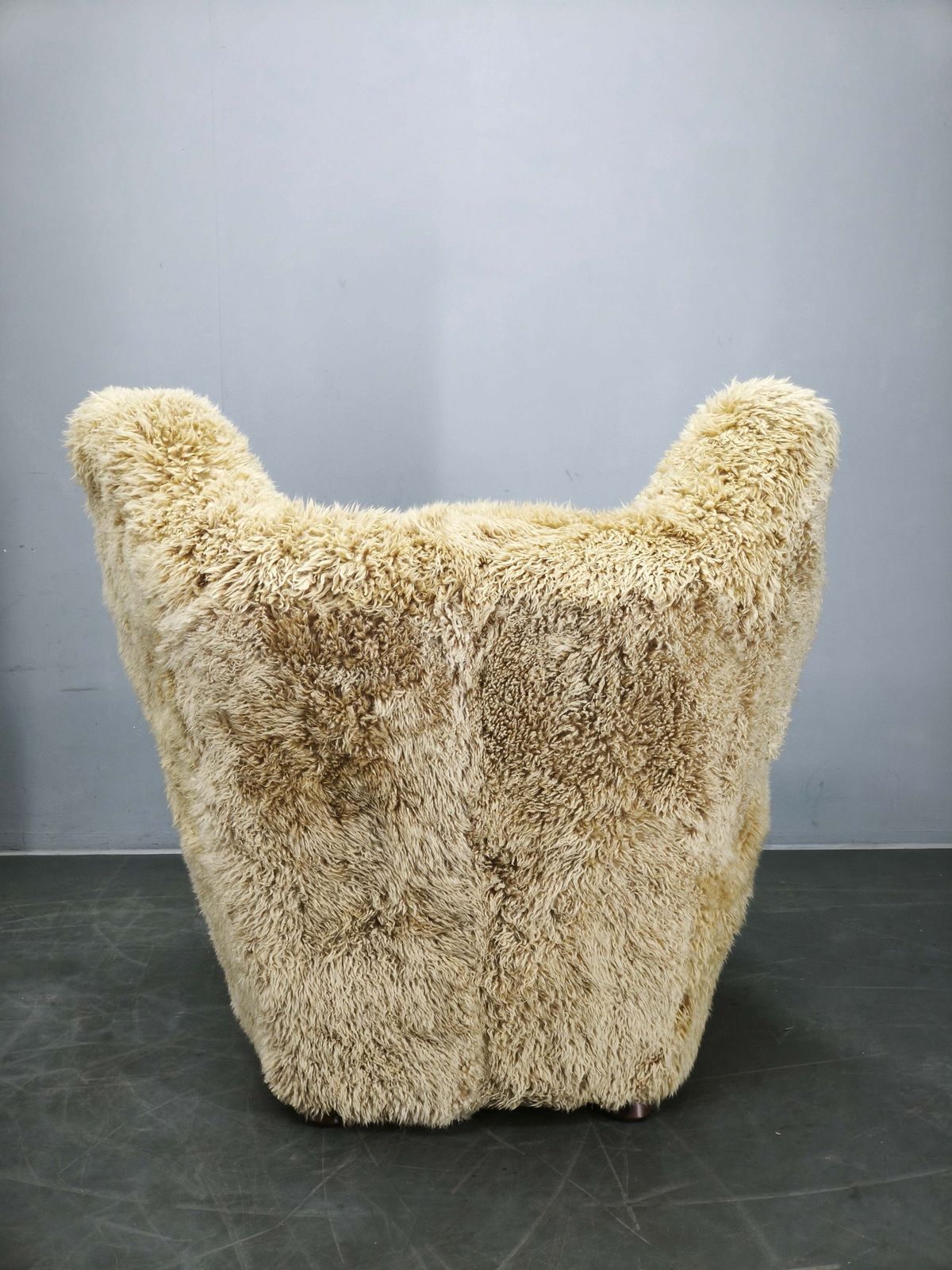 Art Deco fauteuil met vleugelleuning ca. jaren 1930, opnieuw bekleed in Skandilock schapenvacht in de kleur Honey photo for sale