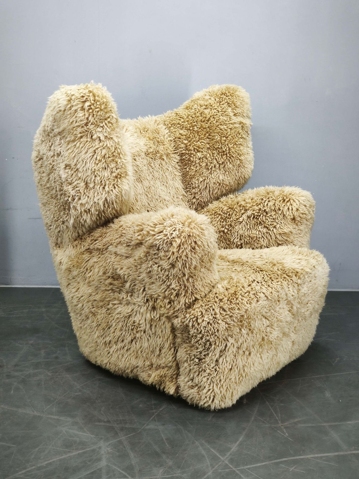 Art Deco fauteuil met vleugelleuning ca. jaren 1930, opnieuw bekleed in Skandilock schapenvacht in de kleur Honey photo Meubels