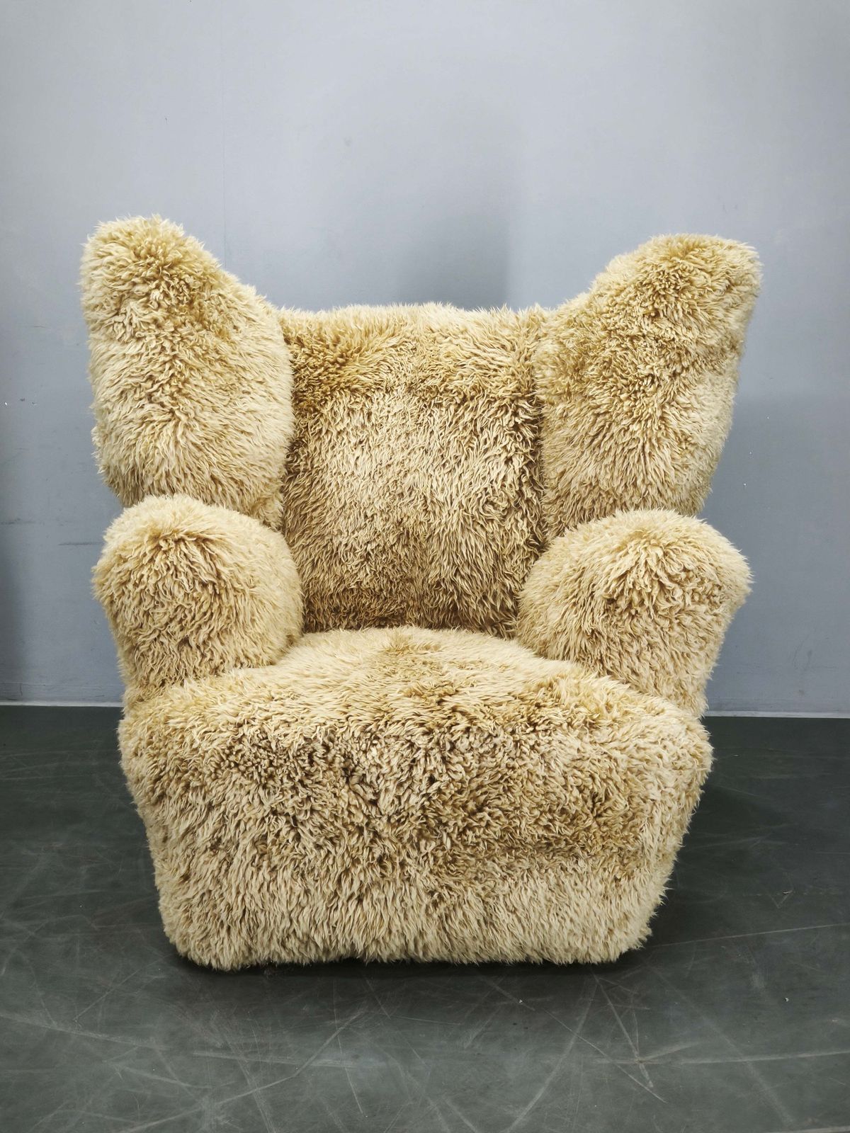 Art Deco fauteuil met vleugelleuning ca. jaren 1930, opnieuw bekleed in Skandilock schapenvacht in de kleur Honey photo 8248.0