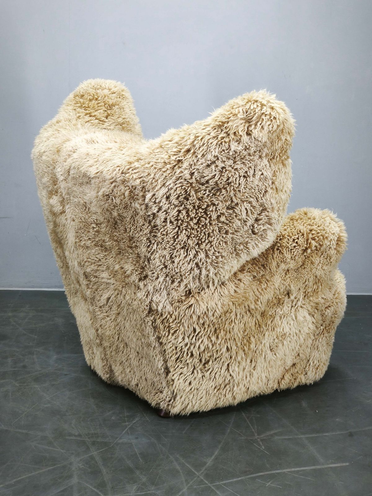 Art Deco fauteuil met vleugelleuning ca. jaren 1930, opnieuw bekleed in Skandilock schapenvacht in de kleur Honey photo buy