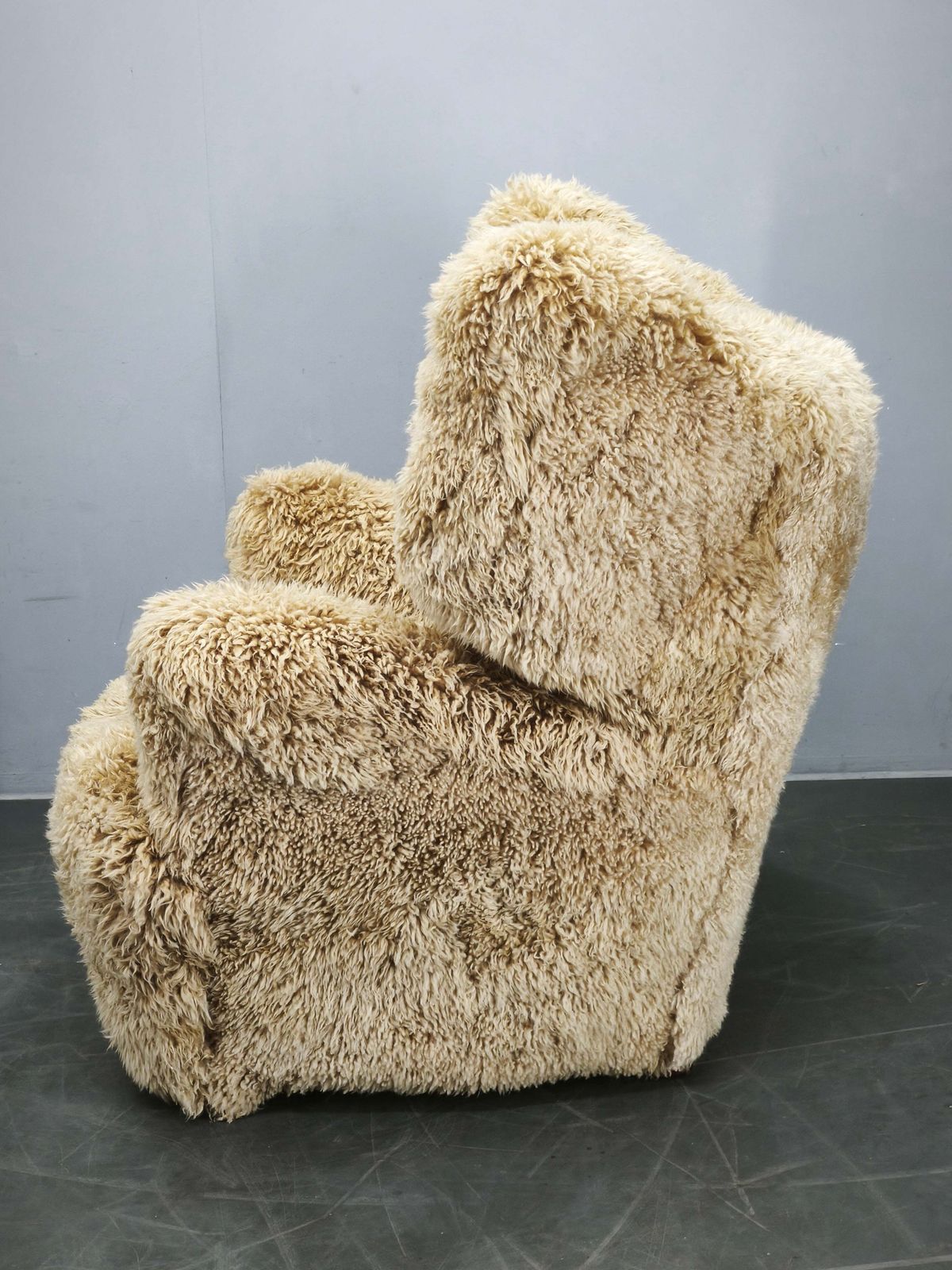 photo furniture Art Deco fauteuil met vleugelleuning ca. jaren 1930, opnieuw bekleed in Skandilock schapenvacht in de kleur Honey