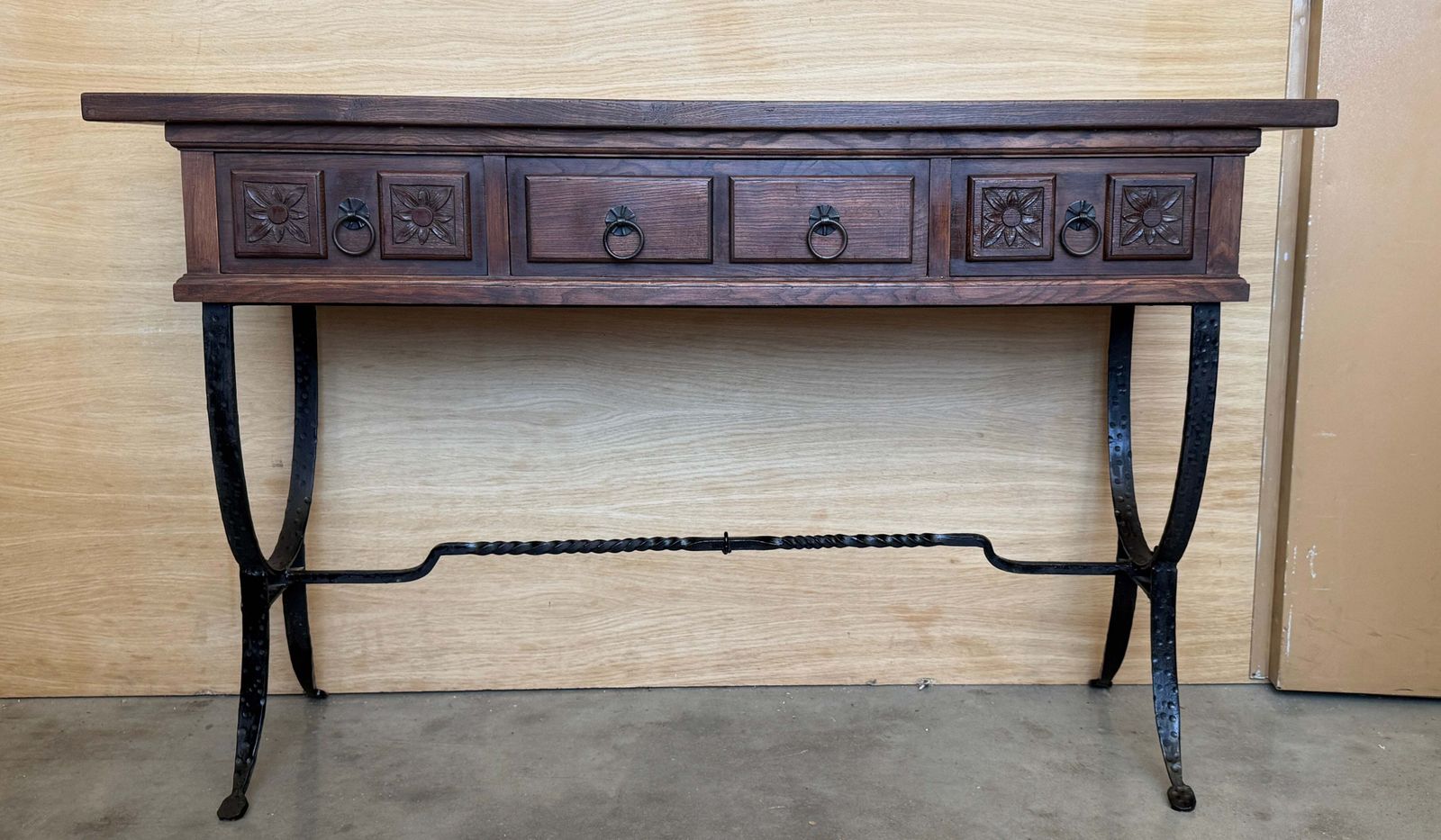**Console d'époque espagnole sculptée, piétement en fer forgé main et deux tiroirs** photo furniture