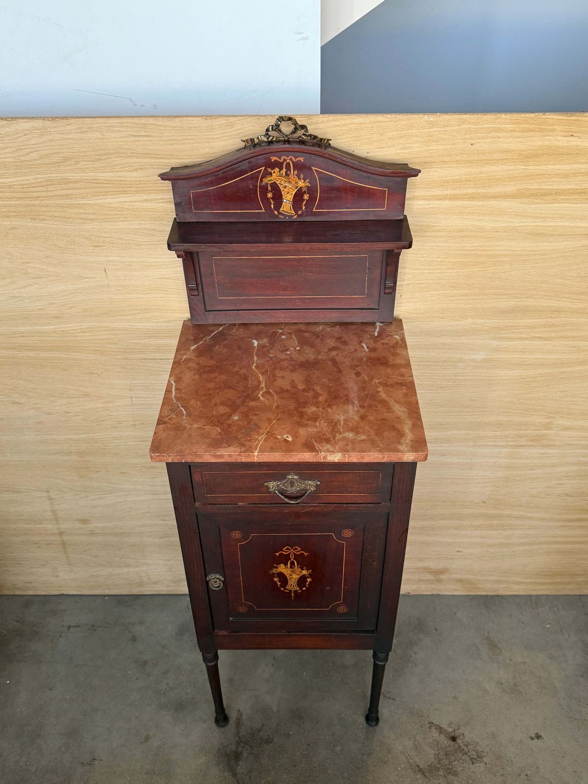 photo furniture Paire de tables de chevet d'époque françaises en marqueterie, plateaux en marbre, fin du XIXe siècle