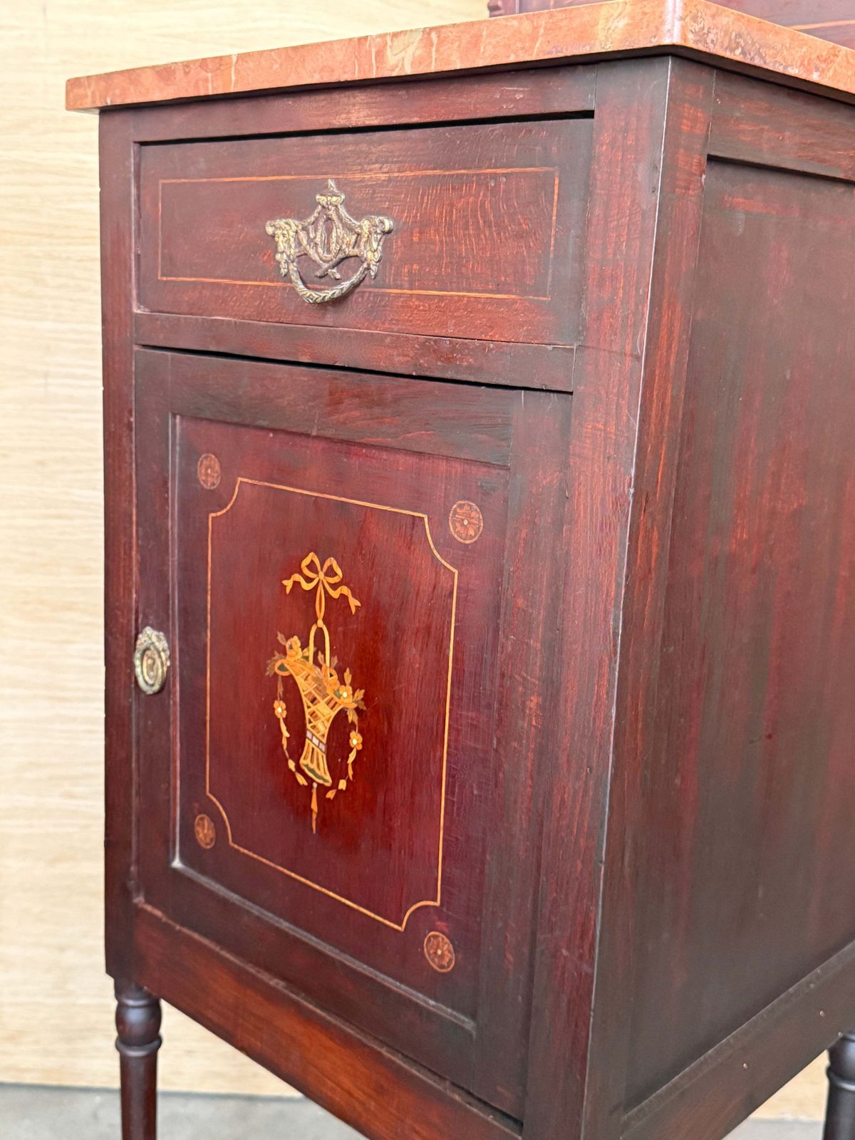 Mobilier Paire de tables de chevet d'époque françaises en marqueterie, plateaux en marbre, fin du XIXe siècle photo