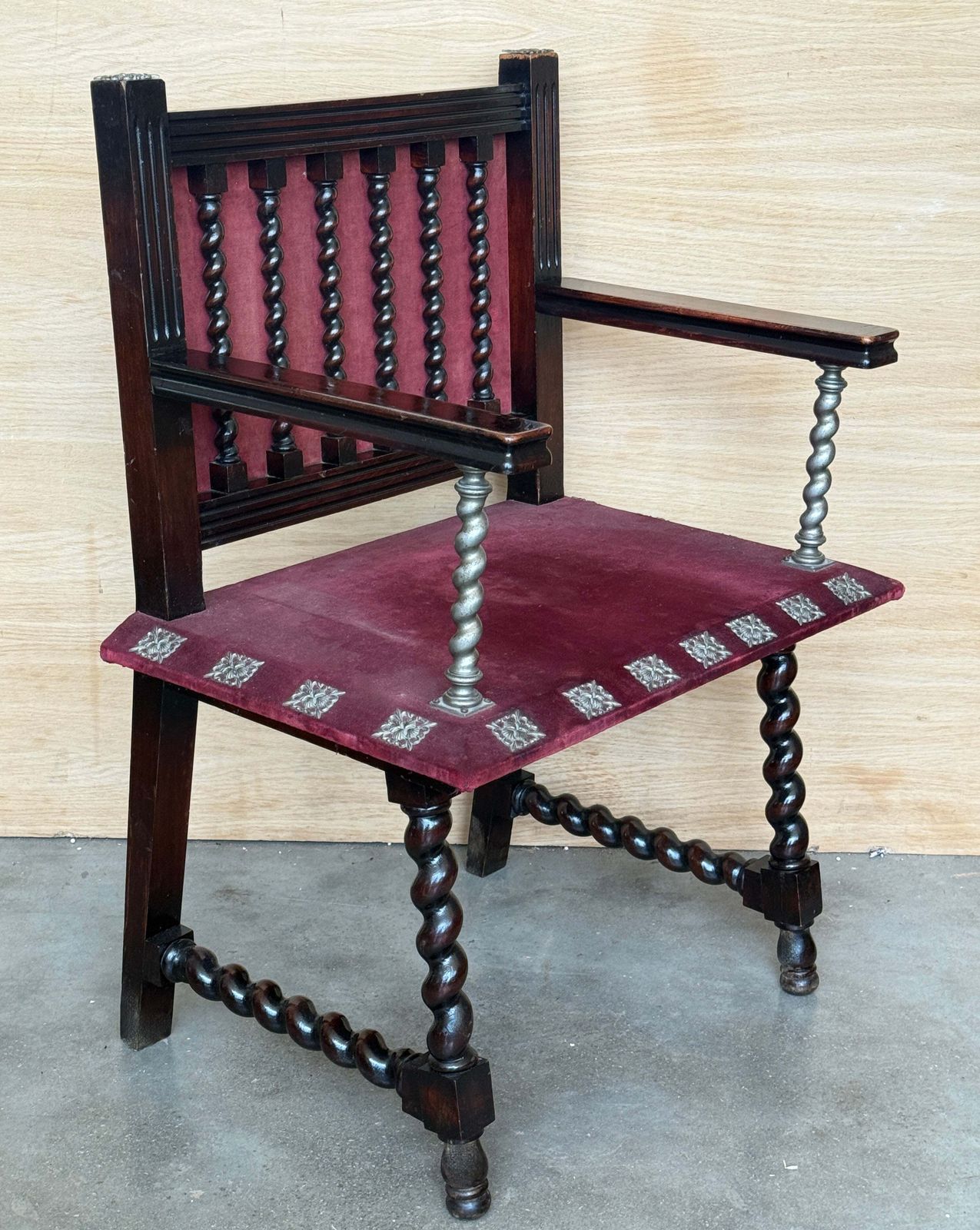 Fauteuil d'époque espagnol en bois ébonisé à torsades, revêtement en velours photo Mobilier