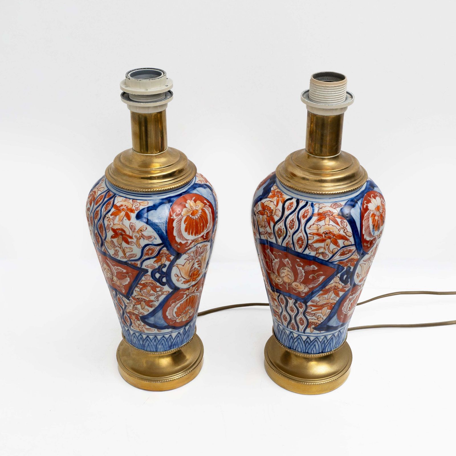 Paar Imari Porseleinen Vazen met Verguld Bronzen Monturen, Japan, Meiji-periode photo Woonaccessoires