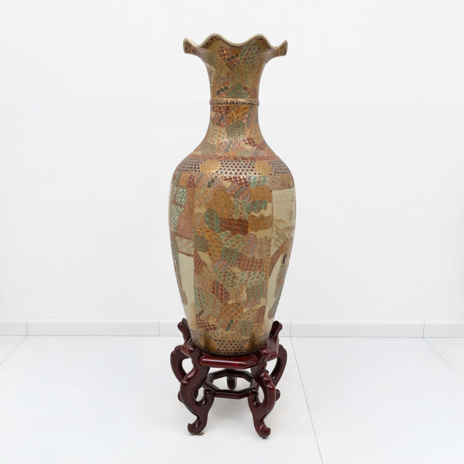 Grote Japanse Royal Satsuma vaas met figuratieve en vergulde decoratie photo furniture