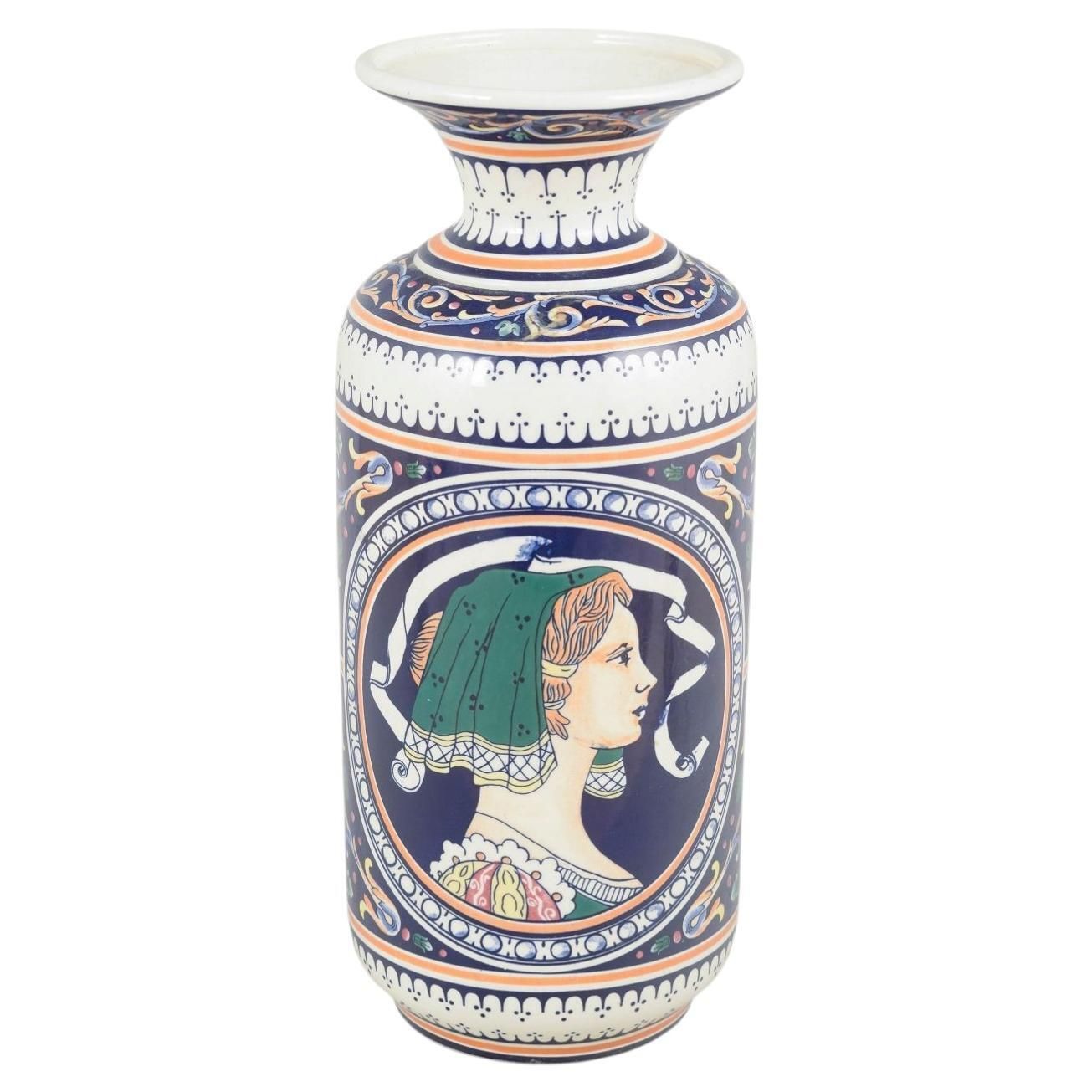 Vase en majolique italienne au médaillon portrait. XXe siècle.