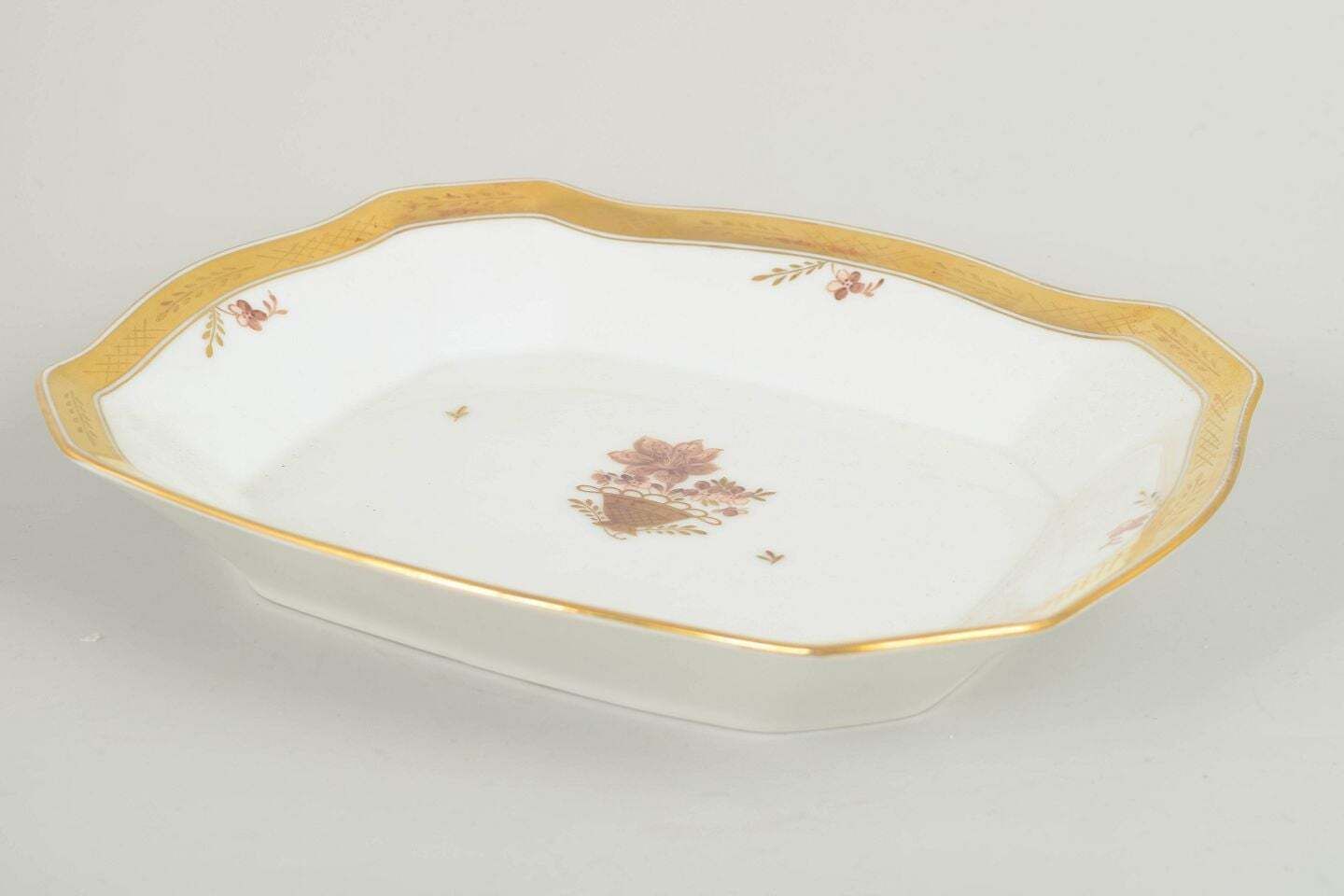 Royal Copenhagen Golden Basket. Plat à gâteau octogonal en porcelaine. Daté de 1968 photo for sale