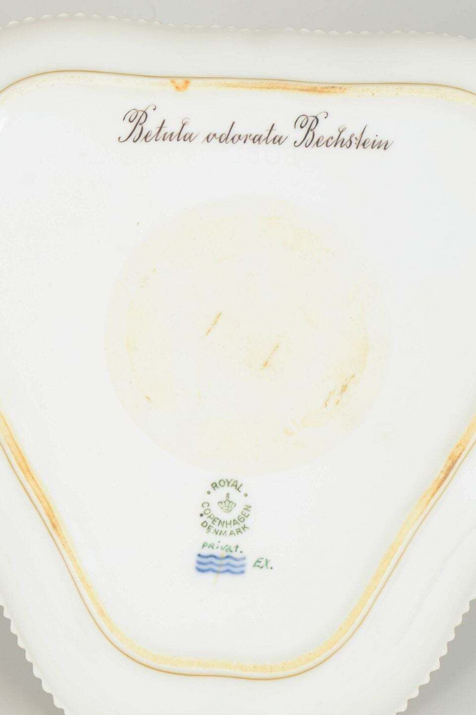 Royal Copenhagen. Plat triangulaire Flora Danica en porcelaine, 1963. photo Décoration