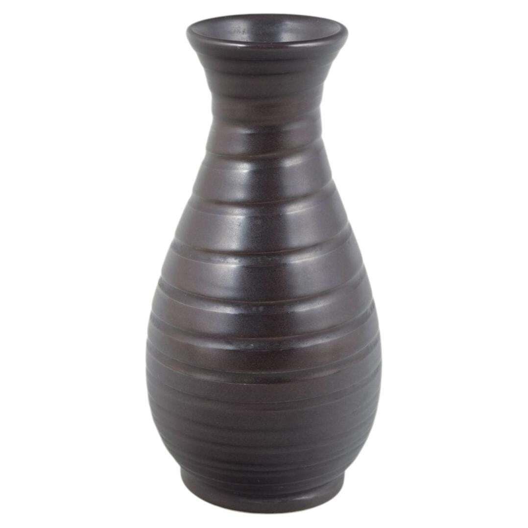Bo Fajans, Suède. Vase en céramique à glaçure brun foncé et texture striée.
