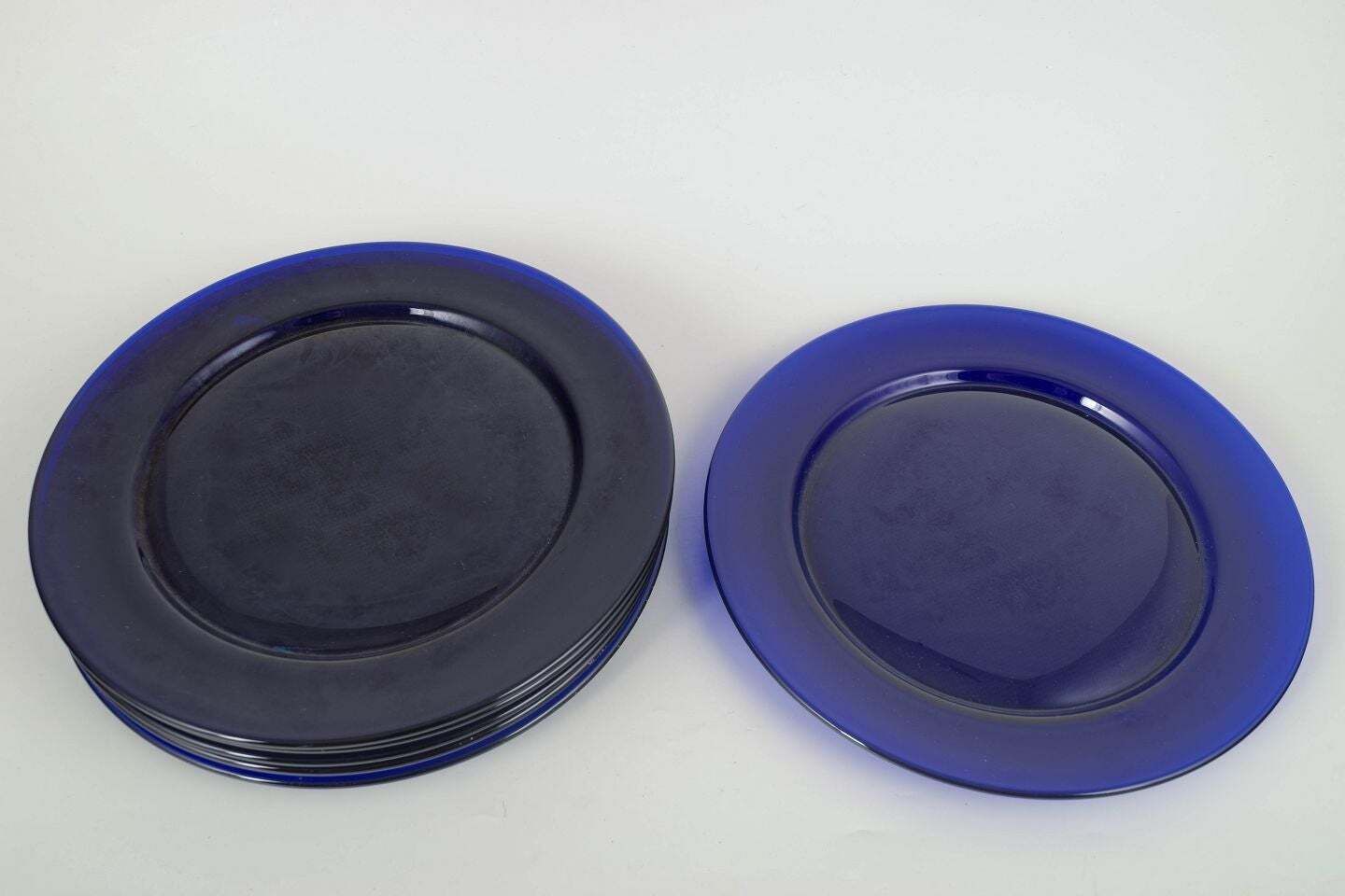 Verre d'art scandinave. Ensemble de 6 assiettes de présentation en verre bleu cobalt profond photo furniture