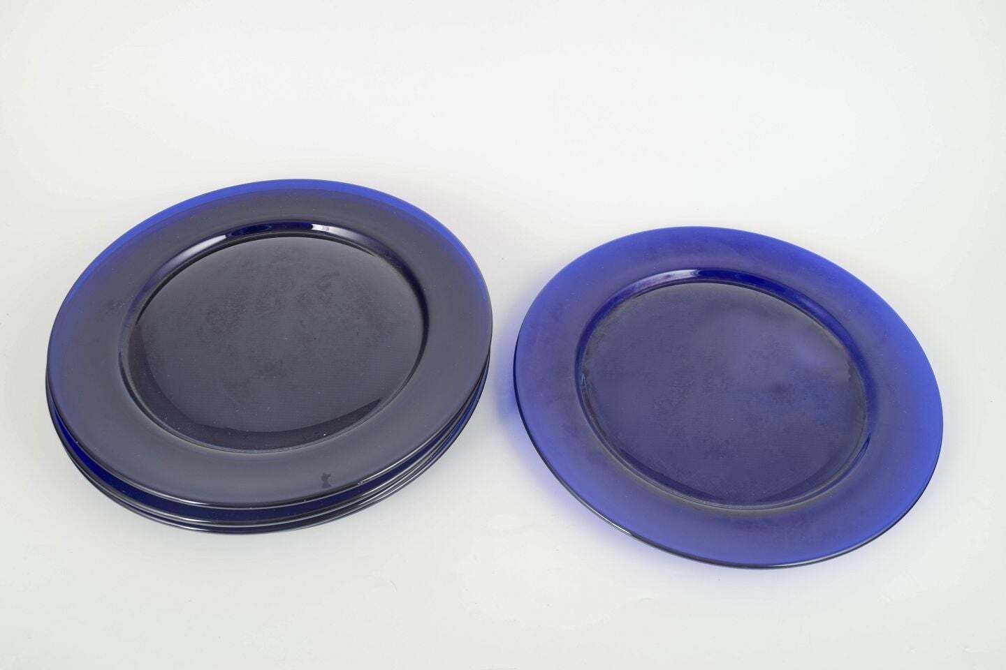 Verre d'art scandinave. Ensemble de 5 assiettes de présentation en verre bleu cobalt profond photo furniture