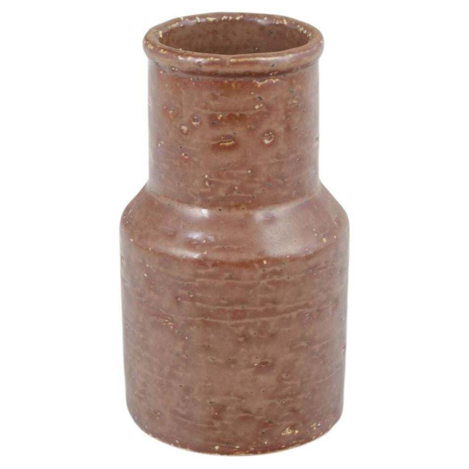 Céramiste européen de studio. Vase cylindrique à glaçure brune. Années 1970