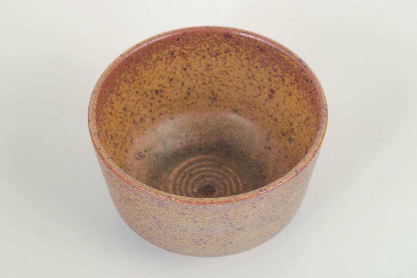 Marianne Starck voor Michael Andersen. Stoneware schaal in warme bruin-gele tinten. photo furniture
