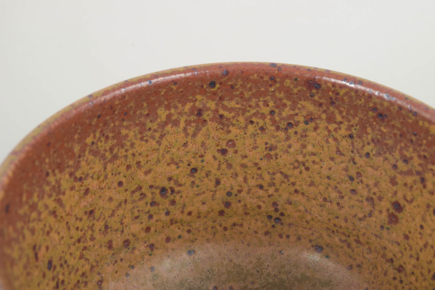 Marianne Starck voor Michael Andersen. Stoneware schaal in warme bruin-gele tinten. photo for sale