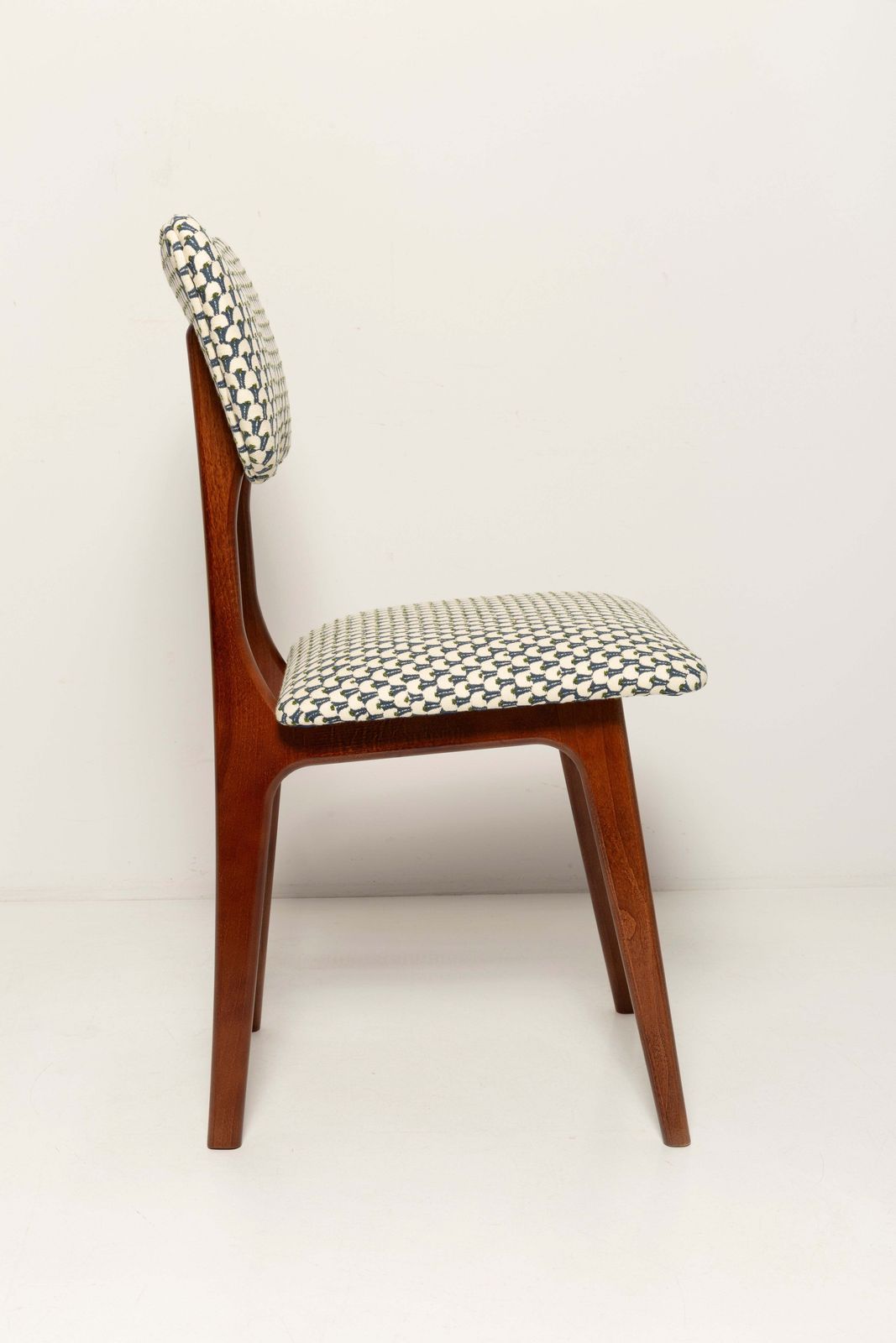 Mid Century Butterfly Chair, wit en blauw jacquard, walnoothout, Europa, jaren 1960 photo 743.0