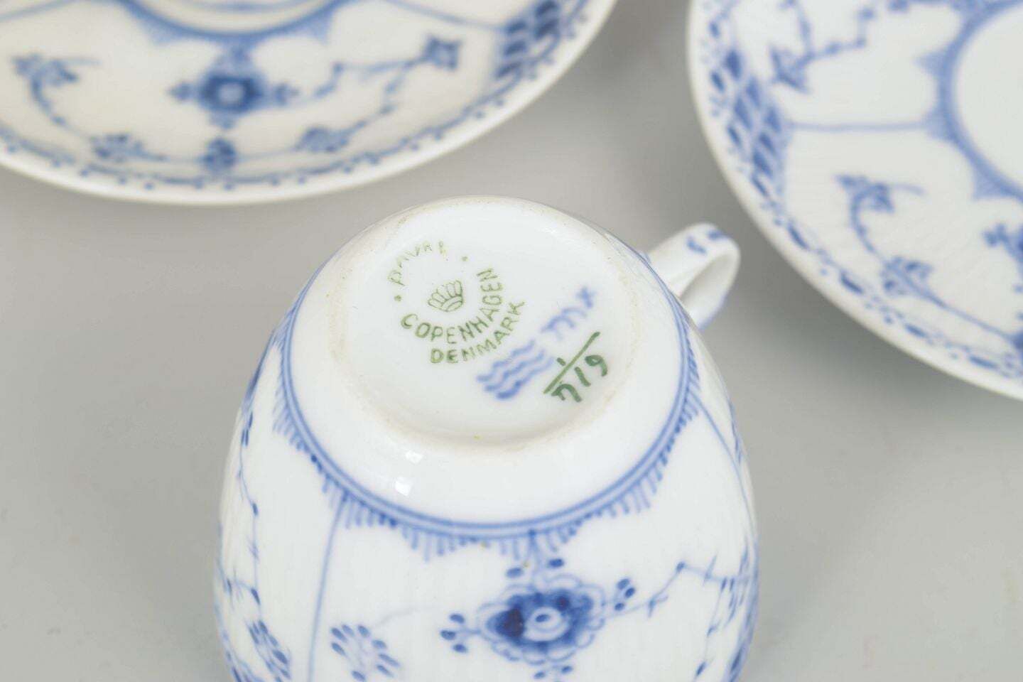 Royal Copenhagen. Service de 2 tasses à café Blue Fluted Half Lace avec soucoupes, années 1930 photo furniture