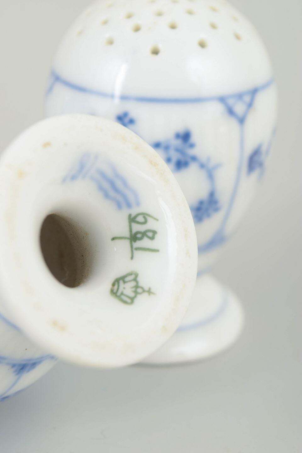 Royal Copenhagen. Antique Blue Fluted Plain zout- en peperstel, ca. 1900 photo Woonaccessoires
