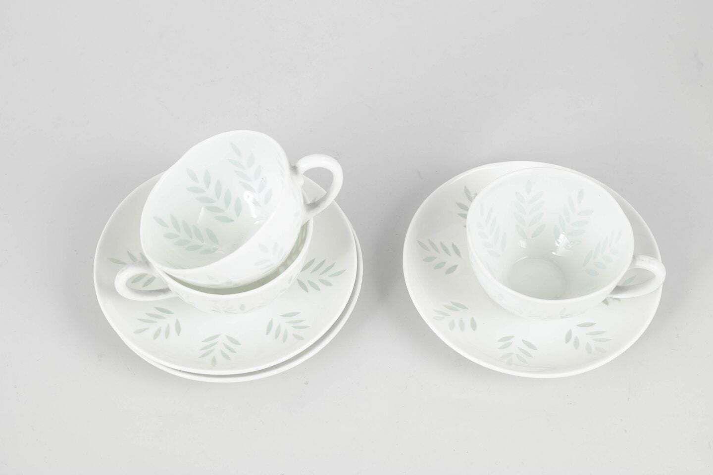 Friedl Holzer Kjellberg, Arabia. 3 tasses à moka et soucoupes. Porcelaine à grain de riz. photo furniture