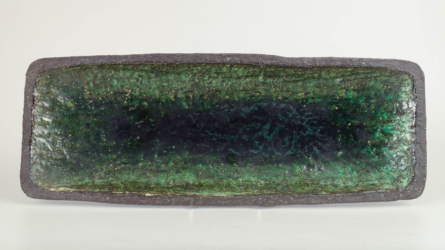 Hegnetslund, Denemarken. Langwerpige Stoneware Schaal Met Groene Glazuur. Jaren 1960 photo furniture