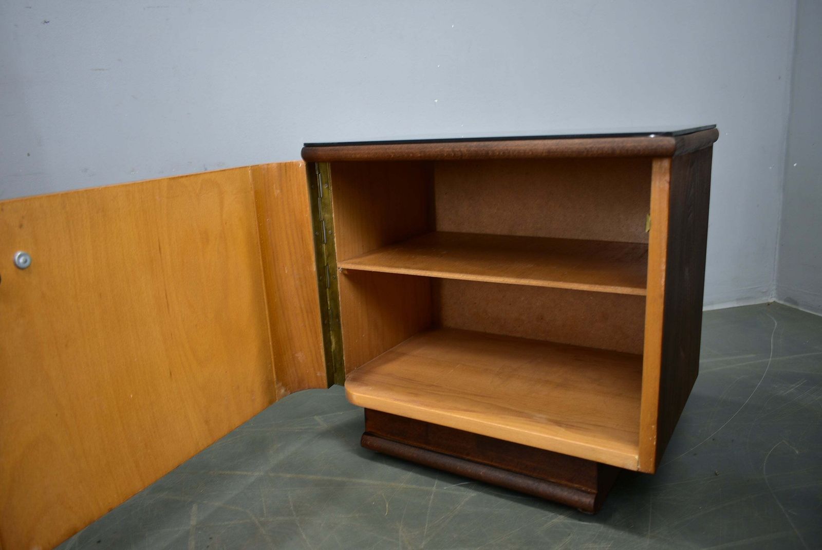 photo furniture Paar art deco nachtkastjes, Tsjecho-Slowakije, 1932