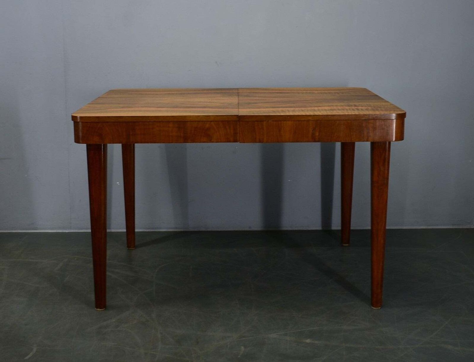 Jindrich Halabala uitschuifbare eettafel in walnoot, Tsjecho-Slowakije, ca. jaren 1940 photo Meubels