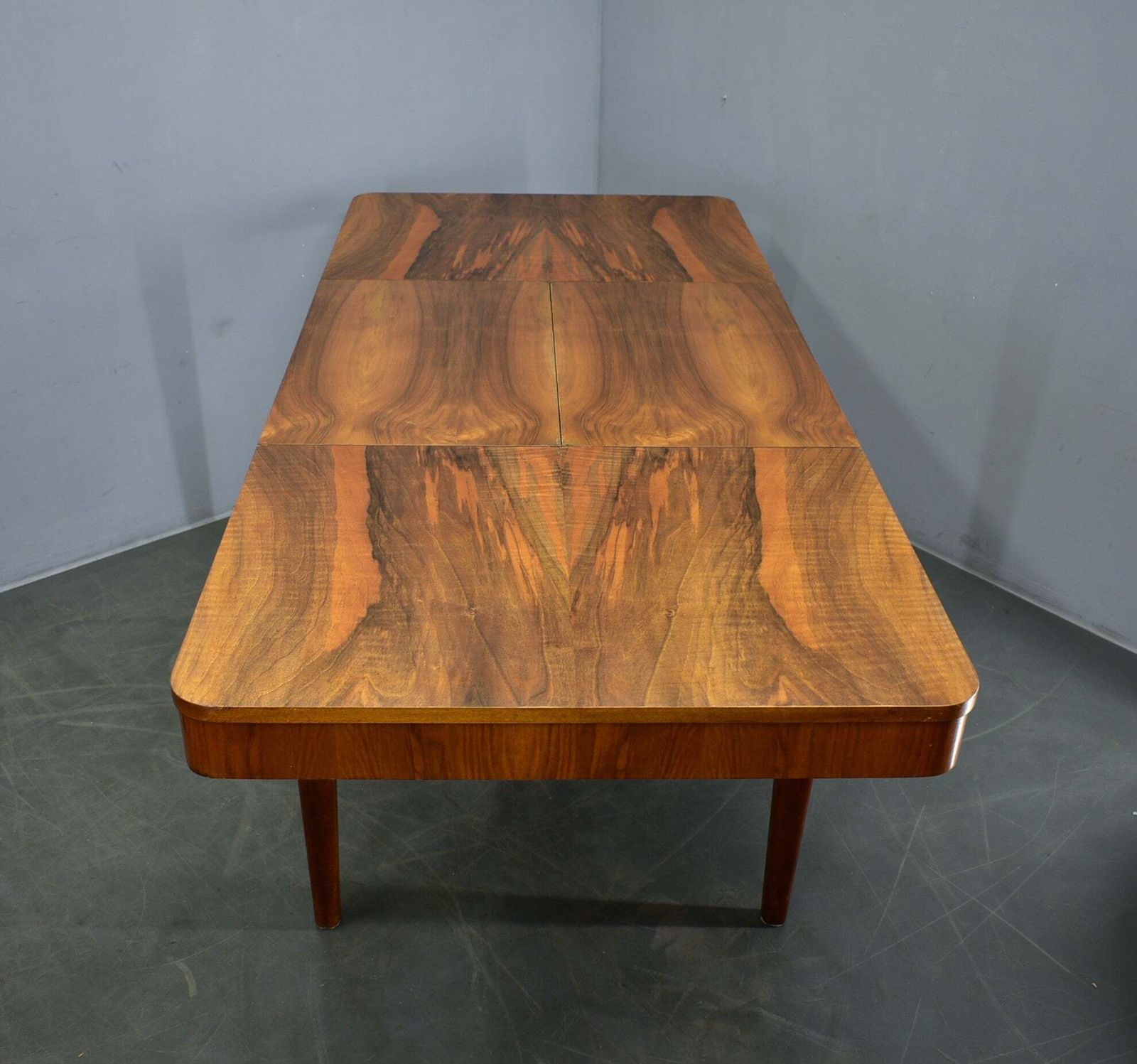 1399.0 Jindrich Halabala uitschuifbare eettafel in walnoot, Tsjecho-Slowakije, ca. jaren 1940 photo