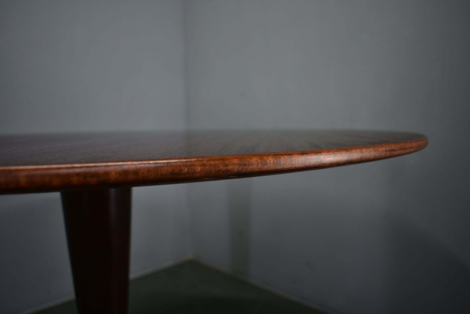 Ronde mahoniehouten tafel ca. jaren 1970, Drevotvar Jablonne, Tsjecho-Slowakije photo Meubels