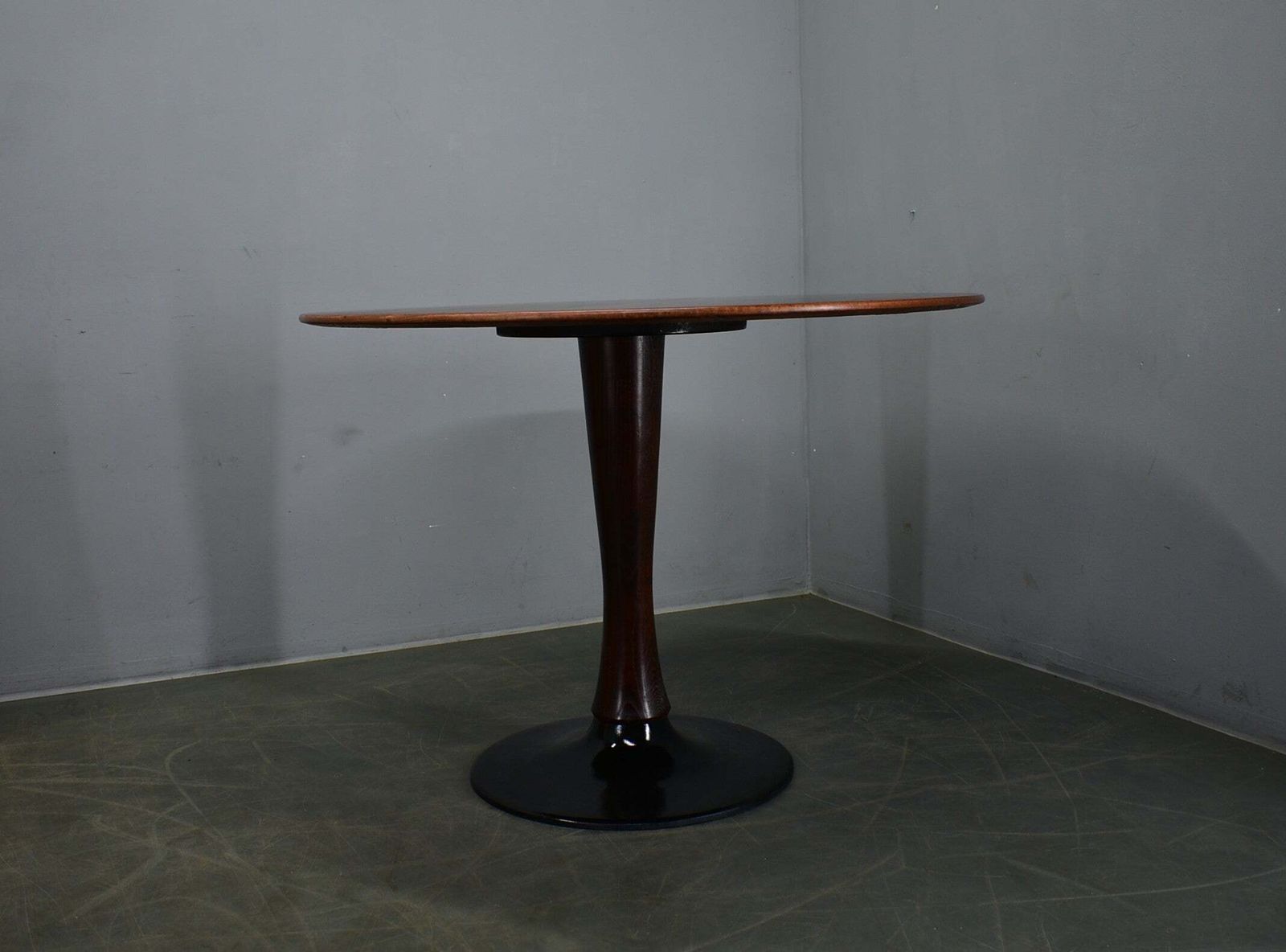 photo for sale Ronde mahoniehouten tafel ca. jaren 1970, Drevotvar Jablonne, Tsjecho-Slowakije