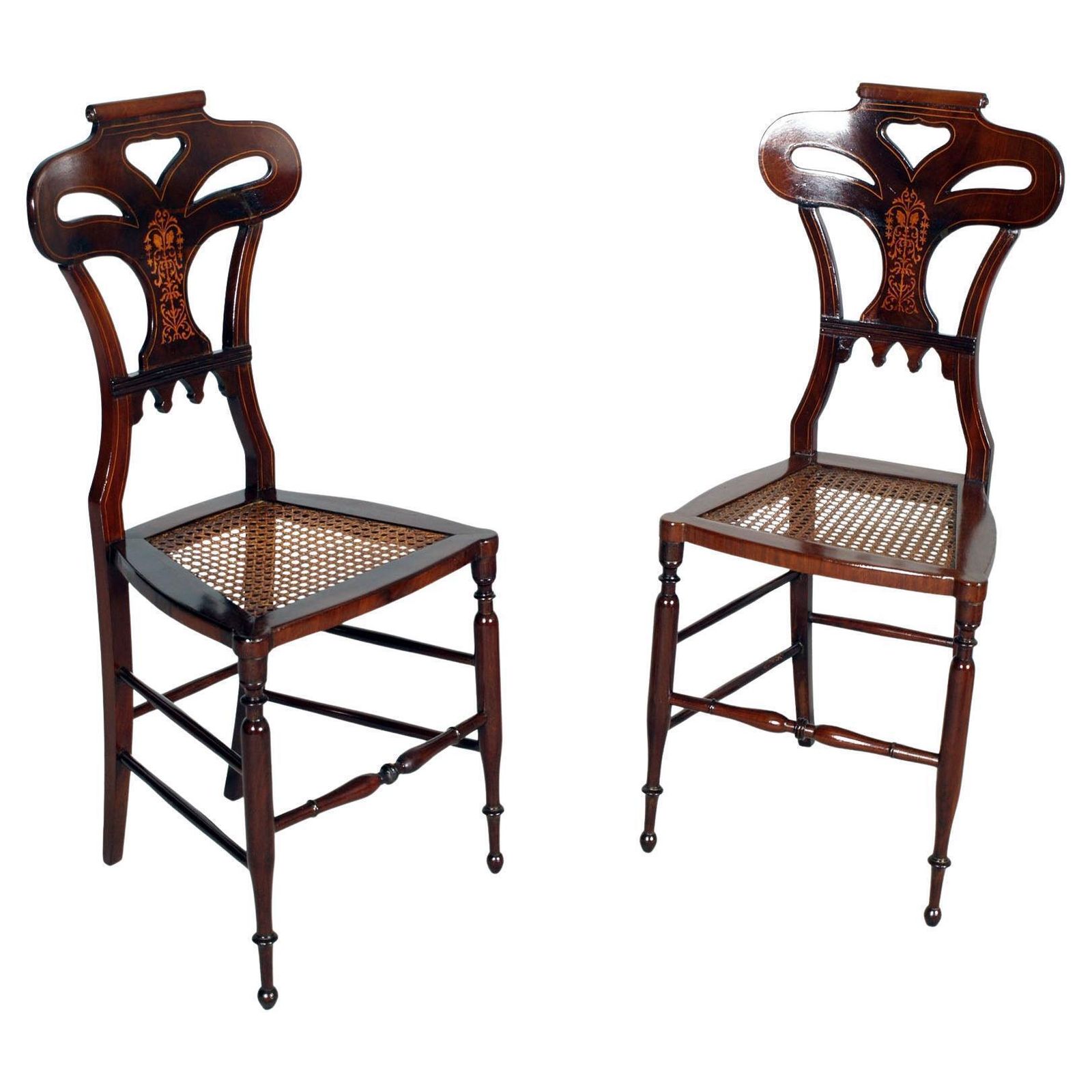 Paar Art Nouveau stoelen in walnoot, gegraveerd en gesneden photo for sale