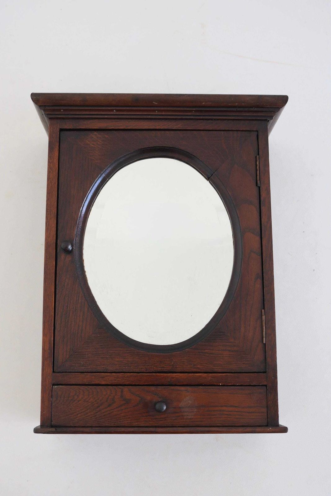 Antiek Eikenhouten Wandkastje met Geslepen Ovale Spiegel | Arts & Crafts Medicijnkastje photo furniture