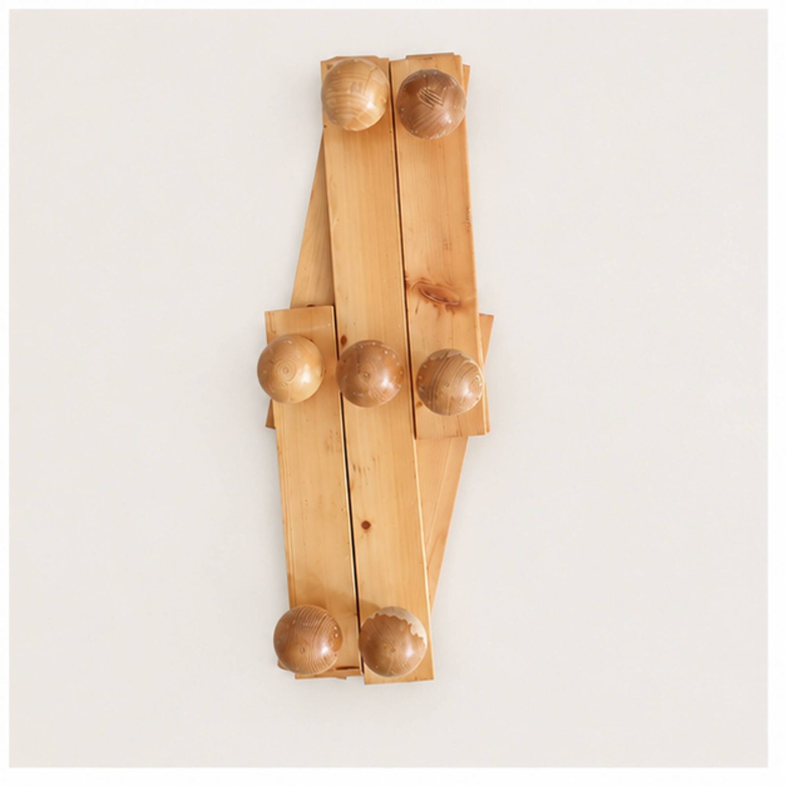 Porte-manteau mural extensible en bois clair, années 1980. photo Mobilier
