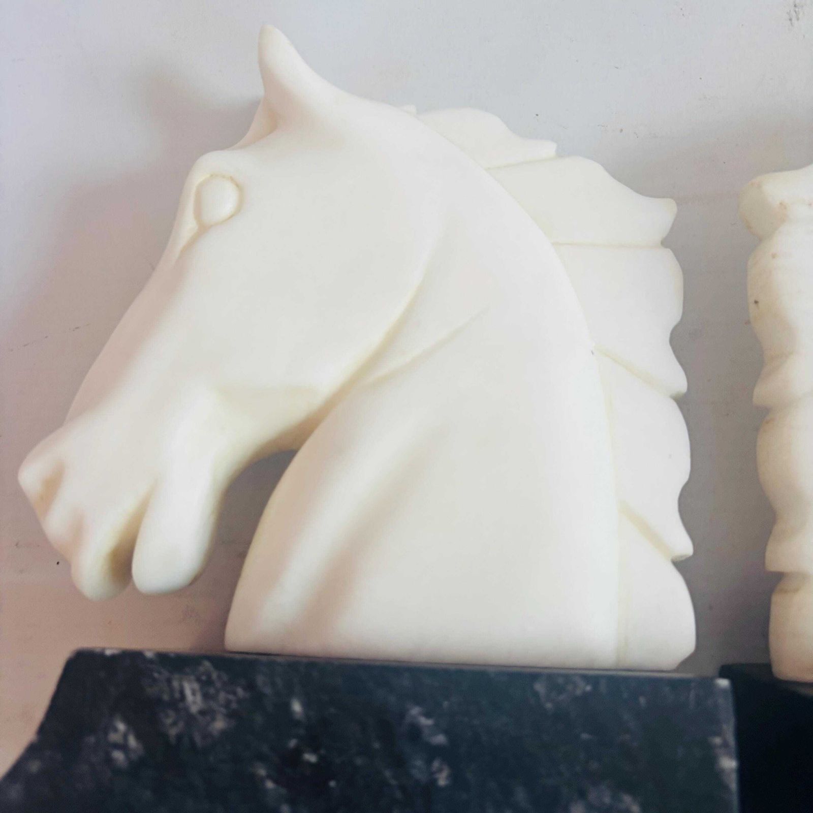Paar vintage mid-century Italiaanse gesneden marmeren paardenhoofd boekensteun, equestrian decor photo buy