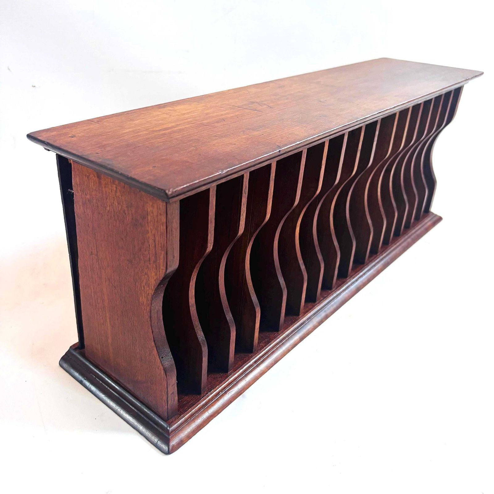 photo vinterior Antiek Edwardiaans Mahonie Tafelblad Notenrek & Bureau Documentenorganizer, ca. 1910
