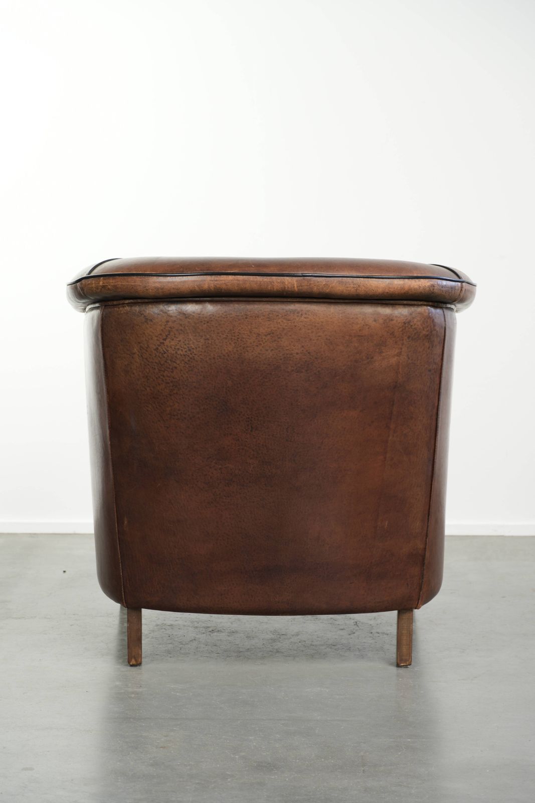 Strakke art deco schapenvacht club fauteuil met zwarte biesafwerking photo Meubels