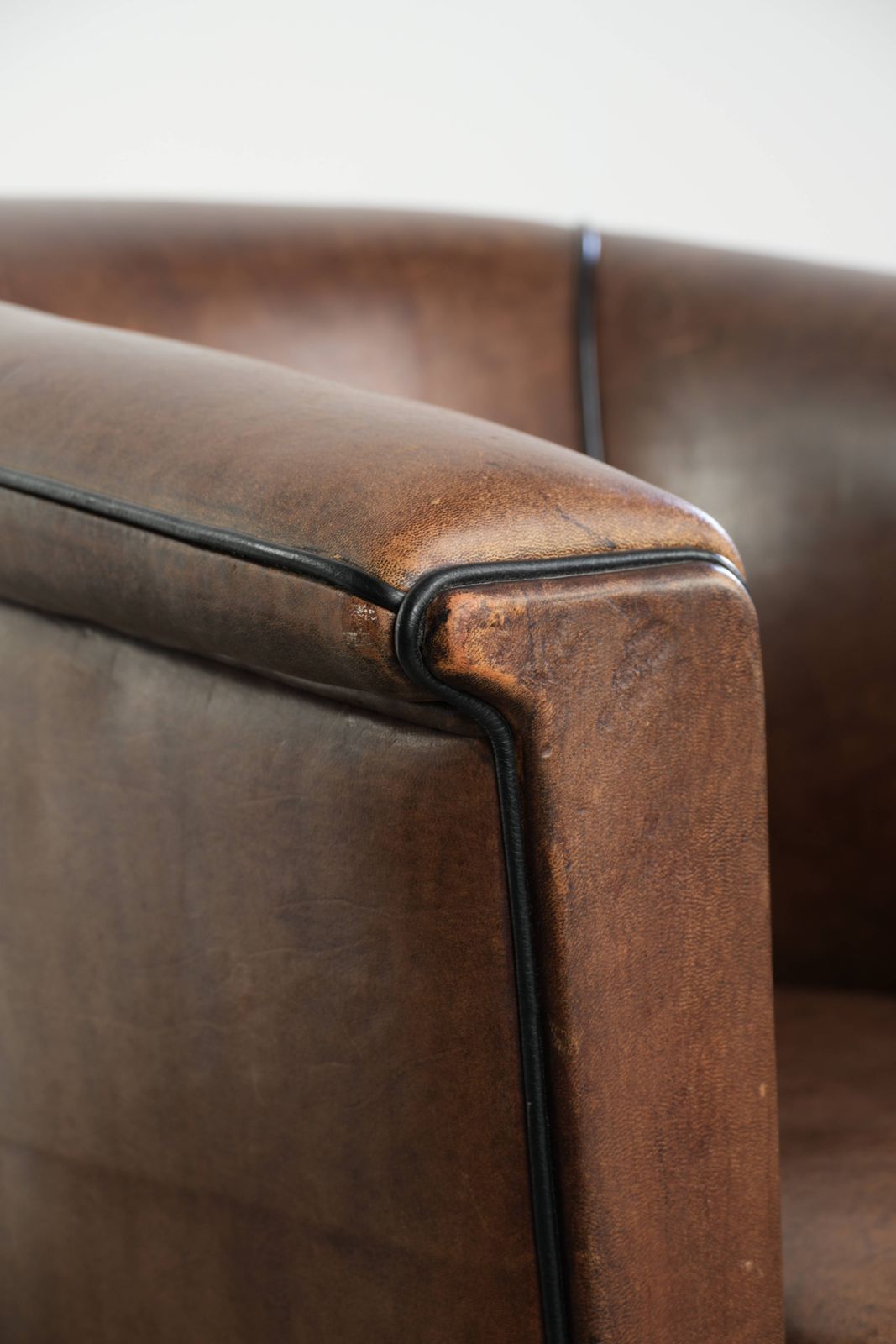 970.0 Strakke art deco schapenvacht club fauteuil met zwarte biesafwerking photo