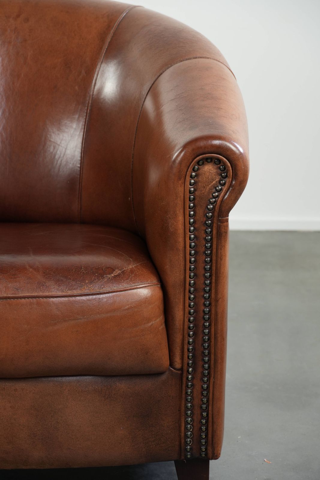 photo buy Vintage Engelse stijl schapenvacht club fauteuil met diepe kleuren