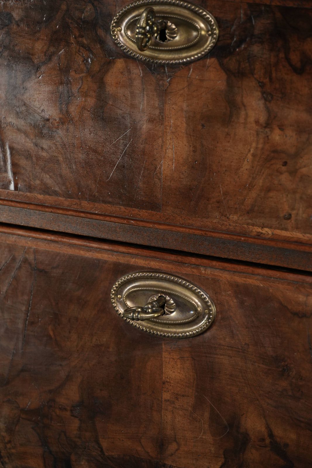 photo furniture Large Antique 18th Century English Oak Double Chest Of Drawers With Burr Walnut Veneer And A Very Beautiful Appearance.