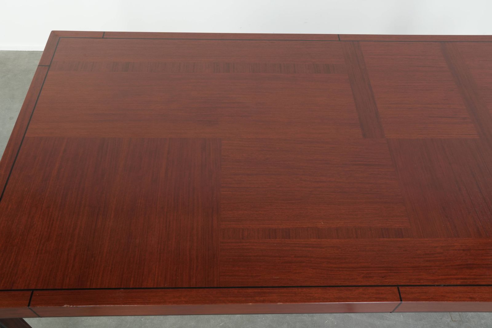 Ruime art deco design eettafel voor 6 personen van Schuitema uit de Decoforma serie met unieke details. photo vinterior