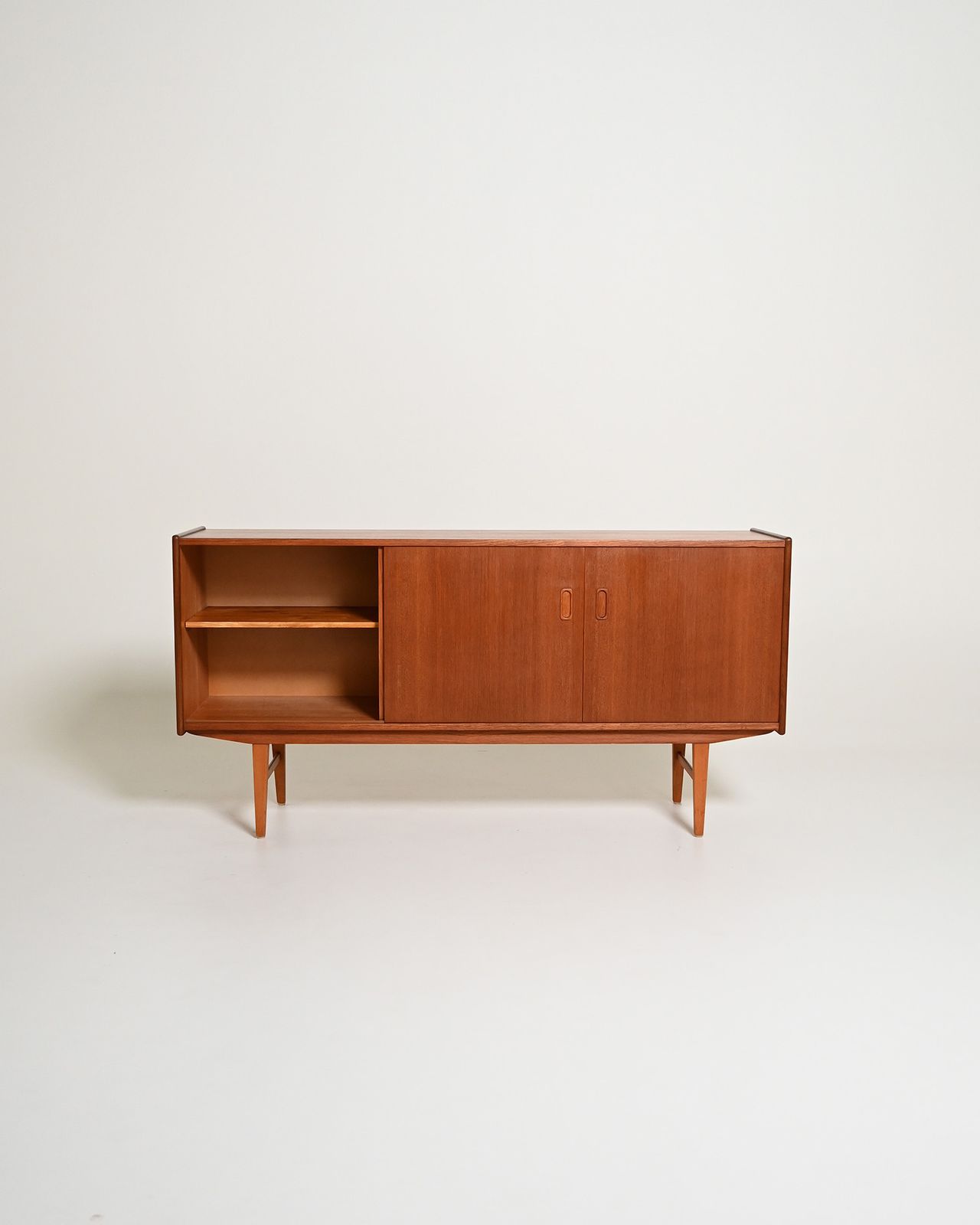 Scandinavisch teakhouten dressoir met schuifdeuren, jaren 1960 photo 2240.0