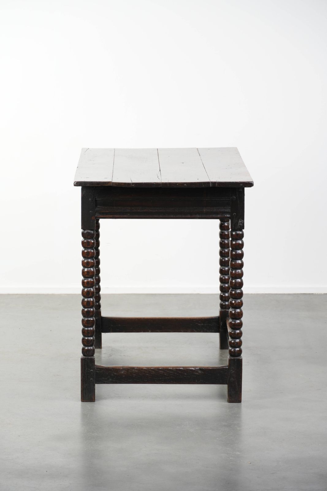Antieke Engelse eikenhouten bijzettafel uit de 18e eeuw met lade en bobbin gedraaide poten. photo for sale