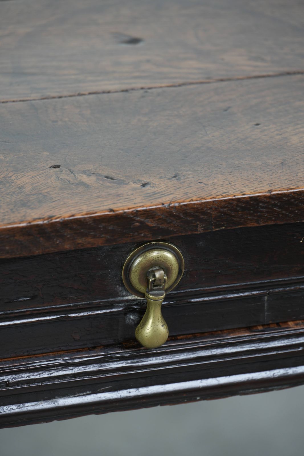 photo for sale Antieke Engelse eikenhouten bijzettafel uit de 18e eeuw met lade en bobbin gedraaide poten.