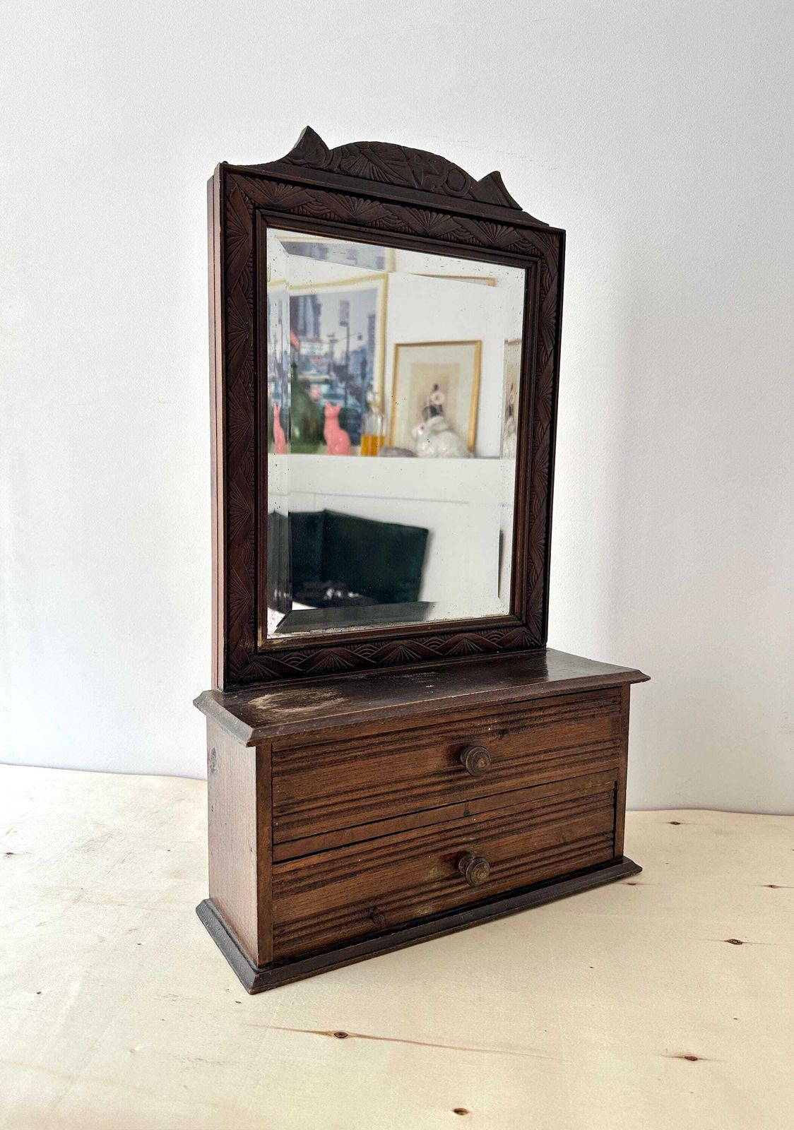 Antiek Frans houten wandkaptafel met lades, art deco spiegel met facetrand en plankje photo Woonaccessoires