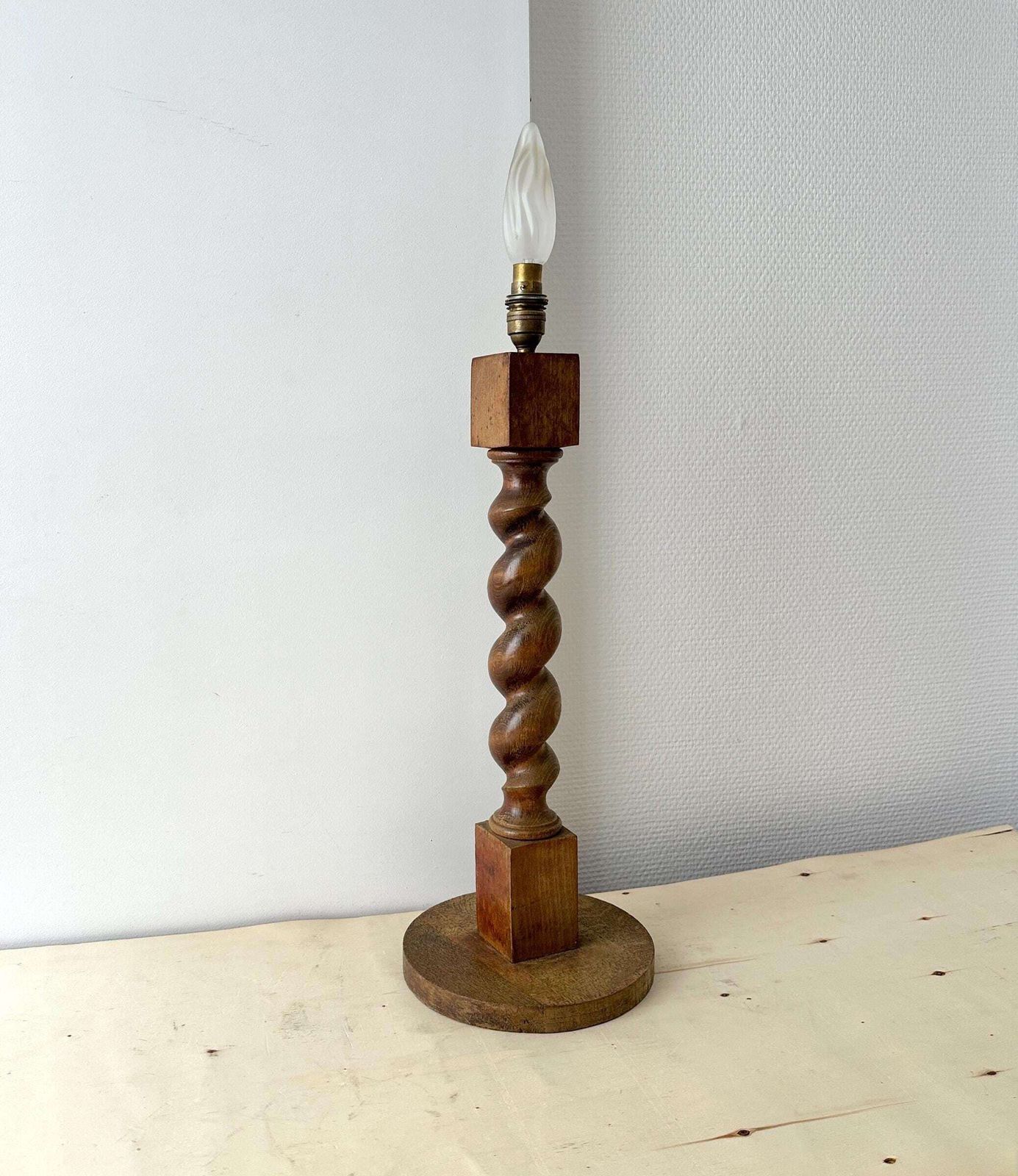 Vintage Franse gedraaide houten vloerlamp ca. jaren 1950, grote mid-century rustieke verlichting