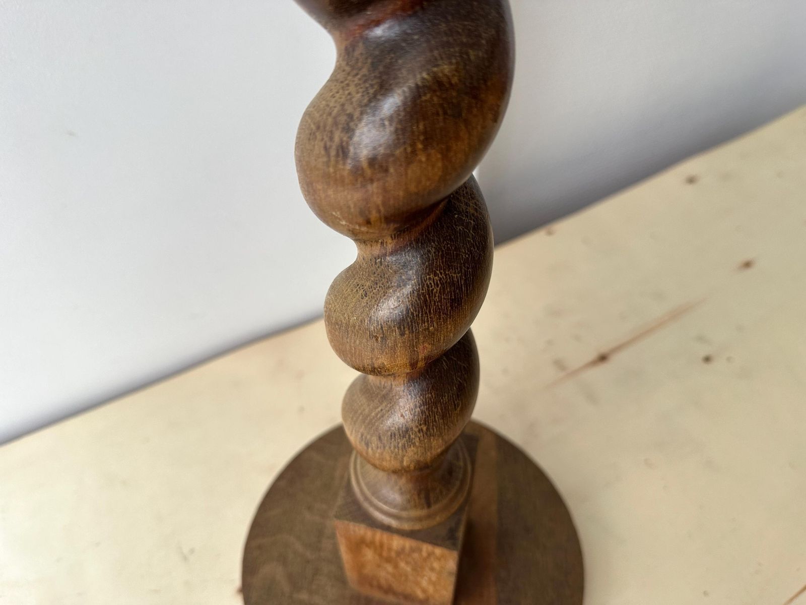 photo for sale Vintage Franse gedraaide houten vloerlamp ca. jaren 1950, grote mid-century rustieke verlichting