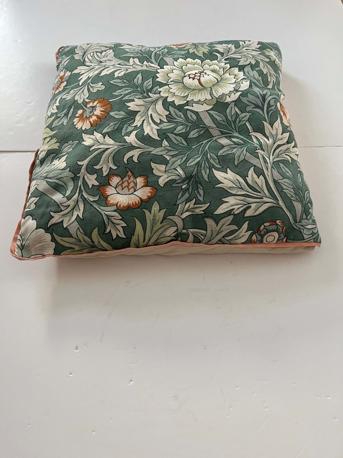 Geweven kussen in William Morris Art Nouveau bloemstijl, 20e eeuw photo furniture